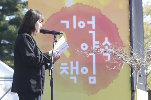 장애진씨가 지난해 4월16일 경기 안산시 화랑유원지에서 열린 8주기 기억식에서 구조되지 못한 친구들에게 쓴 편지를 읽고 있다. ⓒ공동취재사진