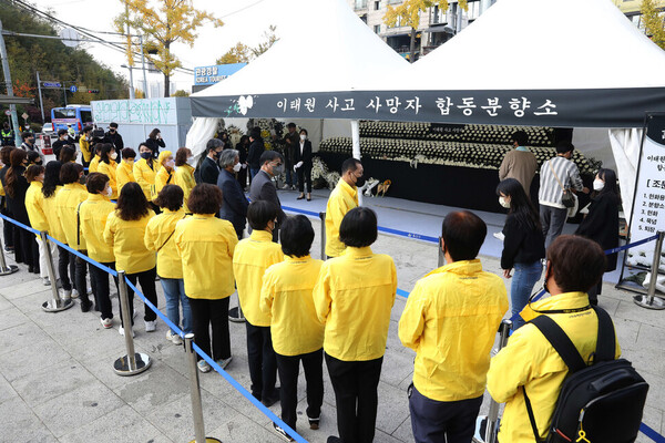 지난해 10월31일 세월호 유족들이 서울 용산구 녹사평역에 차려진 이태원 참사 희생자들의 합동분향소를 찾아 조문하고 있다. ⓒ한겨레&nbsp;