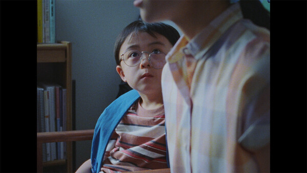 어린 동현 대신 화를 내주는 소영. ⓒ판씨네마