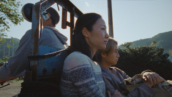 한국을 찾은 소영과 동현. ⓒ판씨네마