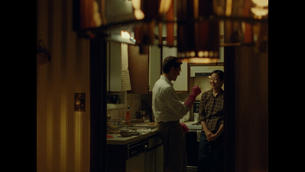 '사이먼' 역을 직접 연기한 앤소니 심 감독. ⓒ판씨네마