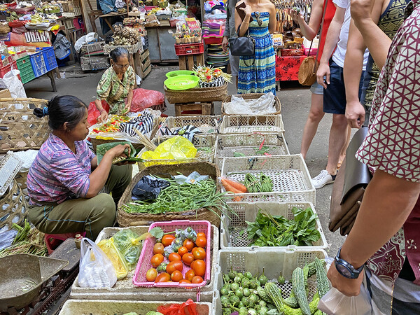 끄뚯 쿠킹 클래스(Ketut’s Cooking Class)의 시장 탐방에서 발리 전통 재료와 향신료를 구매할 수 있다.
