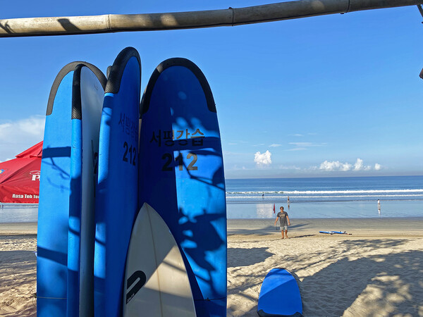 인도네시아 발리 꾸따의 필수 코스라는 서핑 클래스