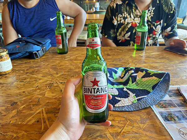 서핑을 마친 뒤, 바에서 즐기는 병맥주