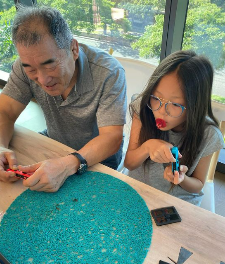 손녀 추사랑을 놀아주는 추계이 씨의 모습. ⓒ추성훈 인스타그램