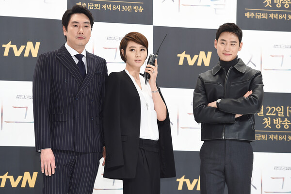 배우 조진웅, 김혜수, 이제훈(왼쪽부터)이 14일 오후 서울 영등포 타임스퀘어 아모리스홀에서 열린 tvN 금토드라마 ‘시그널’(극본 김은희 / 연출 김원석) 제작발표회에 참석해 포즈를 취하고 있다. (2016.01.14) ⓒ뉴스1