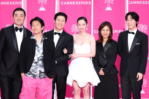 칸 국제 시리즈 페스티벌 각본상을 수상한 '몸값' 팀.ⓒ Pascal Le Segretain/Getty Images