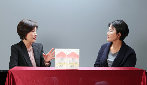 김희경씨(왼쪽)가 김은형 선임기자와 지난 17일 서울 마포구 한겨레신문사에서 대담을 하고 있다. ⓒ한겨레 이정용 선임기자 lee312@hani.co.kr