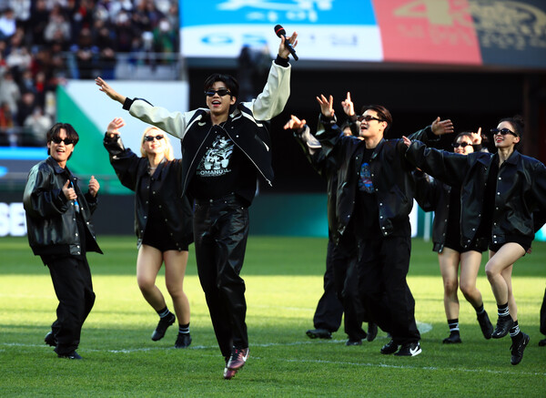 임영웅이 8일 서울월드컵경기장에서 열린 2023 하나원큐 K리그1 6라운드 FC서울과 대구FC의 경기 하프타임에 잔디 보호를 위해 축구화를 신은 채 공연을 펼치는 모습. 댄서들도 모두 축구화를 신고 있으며, 이는 임영웅이 선물한 것으로 알려졌다. ⓒ뉴스1