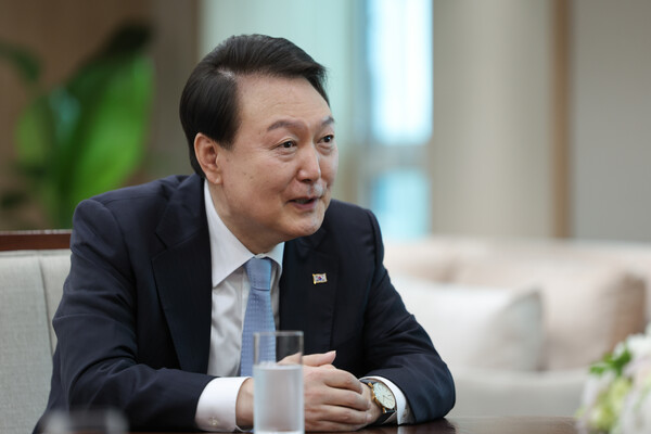 2023년 4월 24일 윤석열 대통령이 미국 순방을 앞두고 용산 대통령실 청사 집무실에서 워싱턴포스트와 인터뷰를 가졌다. ⓒ뉴스1