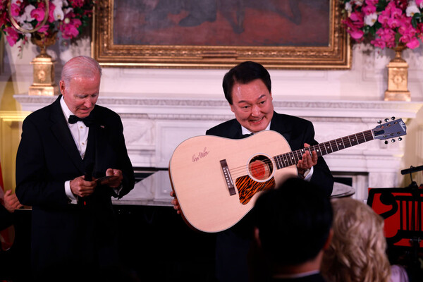 윤석열 대통령이 존 맥클린 친필 사인이 담긴 통기타를 들고 있다. ⓒ게티이미지&nbsp;&nbsp;