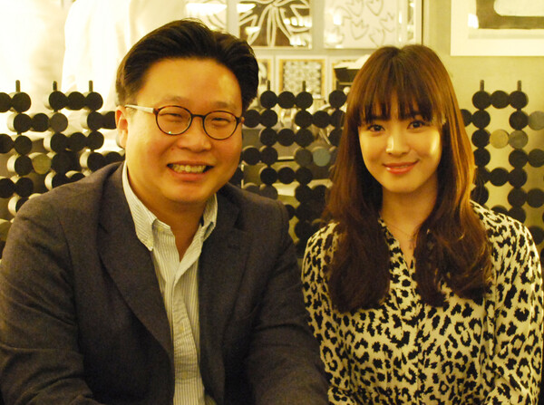 배우 송혜교와 한국 홍보 전문가 서경덕 성신여대 교수가 네덜란드 헤이그의 이준 열사 기념관에 부조작품을 기증했다. (2013.8.14)&nbsp;ⓒ서경덕 교수