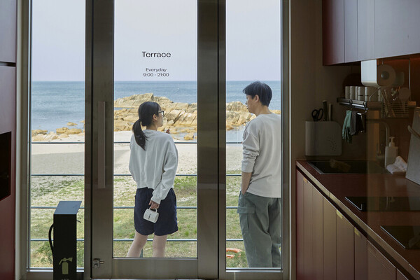 맹그로브 고성 이용자들이 간단히 아침 식사를 한 뒤 테라스에 나가 대화를 나누고 있다. ⓒ손동주 스튜디오 103 실장