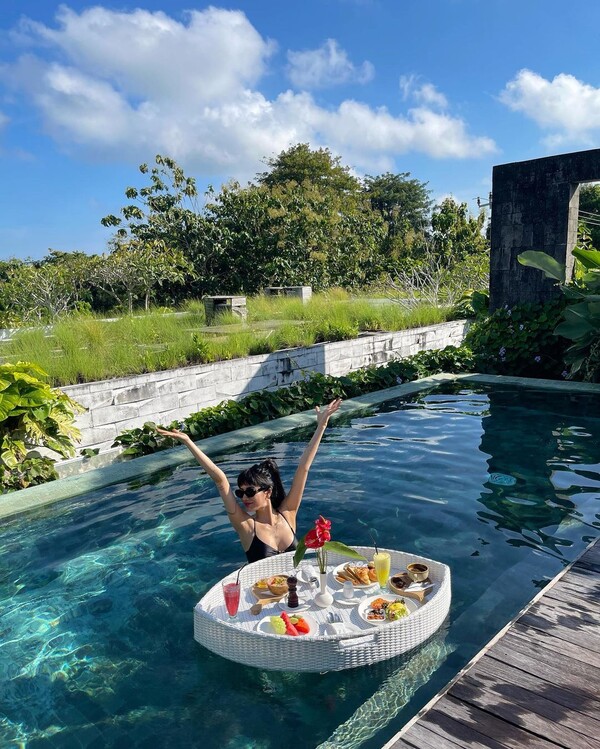 지난해 '타투 논란' 휩싸였던 배우 나나의 발리 휴가 인증샷에는 확고한 특이점이 있다(사진 여러 장)