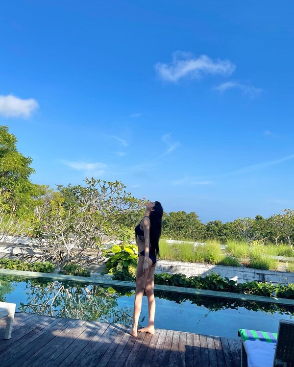 지난해 '타투 논란' 휩싸였던 배우 나나의 발리 휴가 인증샷에는 확고한 특이점이 있다(사진 여러 장)