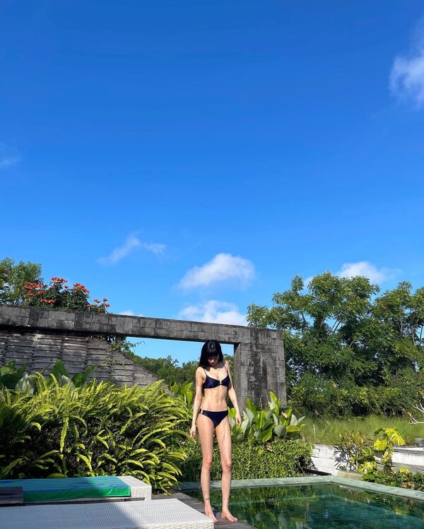 지난해 '타투 논란' 휩싸였던 배우 나나의 발리 휴가 인증샷에는 확고한 특이점이 있다(사진 여러 장)