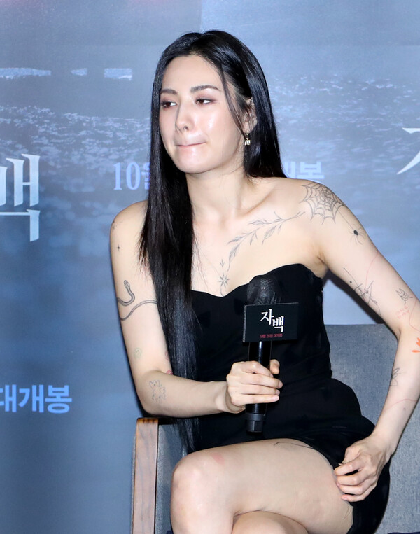 지난해 '타투 논란' 휩싸였던 배우 나나의 발리 휴가 인증샷에는 확고한 특이점이 있다(사진 여러 장)