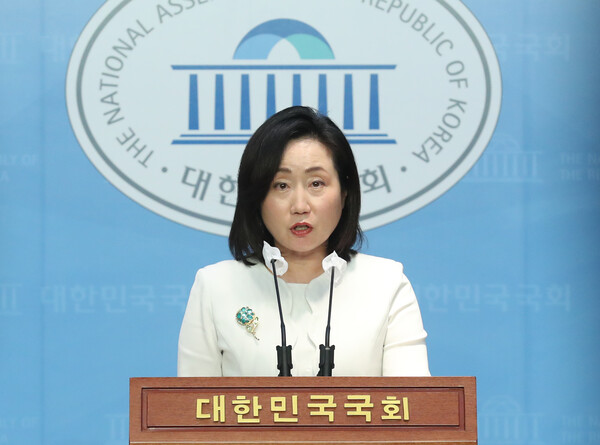 전주혜 국민의힘 원내대변인이 5일 오후 서울 여의도 국회 소통관에서 '김남국 의원 60억 코인' 관련 논평을 하고 있다. 2023.5.5/뉴스1