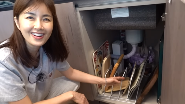 하얀 게 그릇 정리대. ⓒ유튜브 채널 '신애라이프'