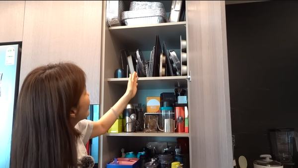 베이킹 용품끼리 부딪치는 쇠소리도 막아주는 그릇 정리대.&nbsp;ⓒ유튜브 채널 '신애라이프'