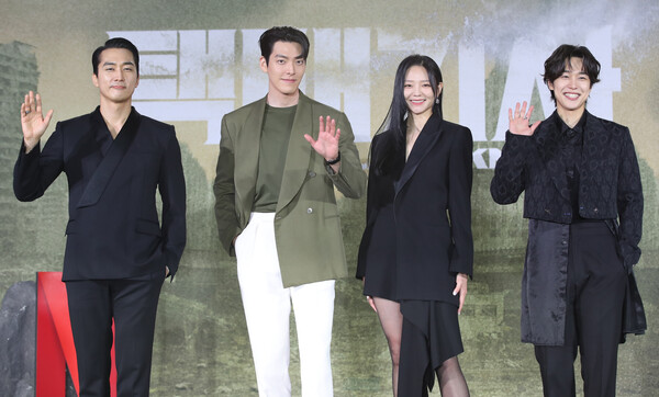 '택배기사' 제작발표회 현장에서 혼자만 드레스코드 맞춤 실패한 김우빈이 갑자기 최우식을 소환했다(ft. 코디)