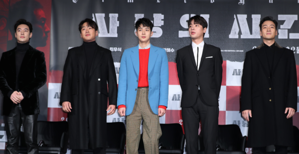 '택배기사' 제작발표회 현장에서 혼자만 드레스코드 맞춤 실패한 김우빈이 갑자기 최우식을 소환했다(ft. 코디)