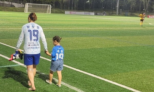 황보람 선수가 딸과 함께 그라운드를 걷고 있다. ⓒ황보람 선수 제공
