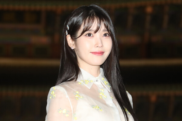 배우 아이유가 16일 서울 종로구 경복궁 근정전 입구에서 진행된 구찌(Gucci)의 2024 크루즈 쇼 포토콜 행사에서 포즈를 취하고 있다. 2023.5.16ⓒ뉴스1