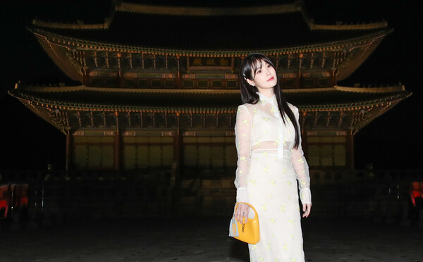 배우 아이유가 16일 서울 종로구 경복궁 근정전 입구에서 진행된 구찌(Gucci)의 2024 크루즈 쇼 포토콜 행사에서 포즈를 취하고 있다. 2023.5.16ⓒ뉴스1