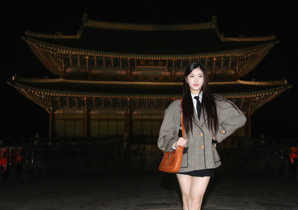 아이브 이서가 16일 서울 종로구 경복궁 근정전 입구에서 진행된 구찌(Gucci)의 2024 크루즈 쇼 포토콜 행사에서 포즈를 취하고 있다. 2023.5.16 ⓒ뉴스1