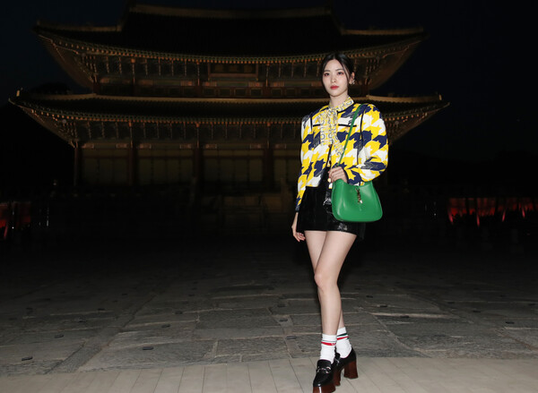 있지 류진이 16일 서울 종로구 경복궁 근정전 입구에서 진행된 구찌(Gucci)의 2024 크루즈 쇼 포토콜 행사에서 포즈를 취하고 있다. 2023.5.16 ⓒ뉴스1