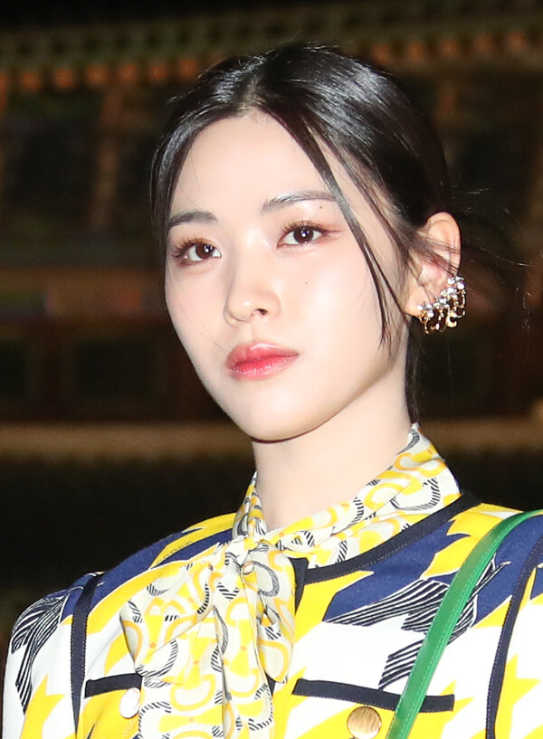 있지 류진이 16일 서울 종로구 경복궁 근정전 입구에서 진행된 구찌(Gucci)의 2024 크루즈 쇼 포토콜 행사에서 포즈를 취하고 있다. 2023.5.16 ⓒ뉴스1