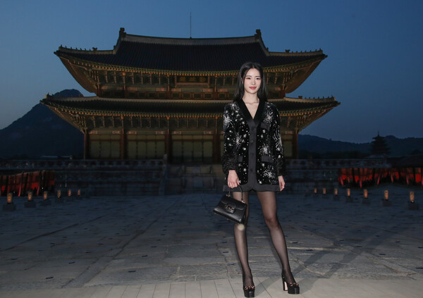 배우 임지연이 16일 서울 종로구 경복궁 근정전 입구에서 진행된 구찌(Gucci)의 2024 크루즈 쇼 포토콜 행사에서 포즈를 취하고 있다. 2023.5.17 ⓒ뉴스1