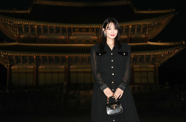 배우 신민아가 16일 서울 종로구 경복궁 근정전 입구에서 진행된 구찌(Gucci)의 2024 크루즈 쇼 포토콜 행사에서 포즈를 취하고 있다. 2023.5.16 ⓒ뉴스1