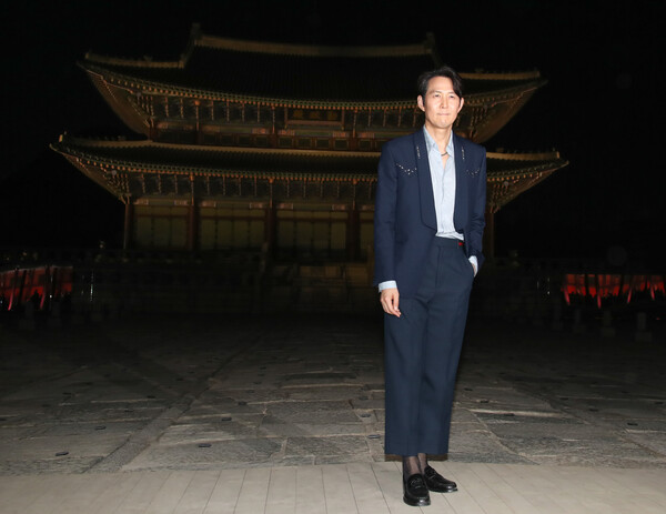 배우 이정재가 16일 서울 종로구 경복궁 근정전 입구에서 진행된 구찌(Gucci)의 2024 크루즈 쇼 포토콜 행사에서 포즈를 취하고 있다. 2023.5.16 ⓒ뉴스1