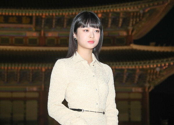 뉴진스 하니가 16일 서울 종로구 경복궁 근정전 입구에서 진행된 구찌(Gucci)의 2024 크루즈 쇼 포토콜 행사에서 포즈를 취하고 있다. 2023.5.16 ⓒ뉴스1