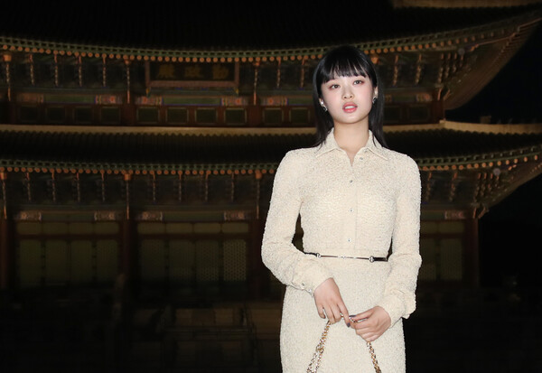 뉴진스 하니가 16일 서울 종로구 경복궁 근정전 입구에서 진행된 구찌(Gucci)의 2024 크루즈 쇼 포토콜 행사에서 포즈를 취하고 있다. 2023.5.16 ⓒ뉴스1