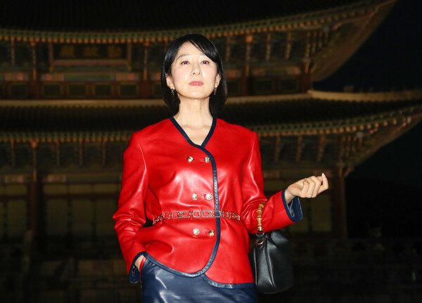 배우 김희애가 16일 서울 종로구 경복궁 근정전 입구에서 진행된 구찌(Gucci)의 2024 크루즈 쇼 포토콜 행사에서 포즈를 취하고 있다. 2023.5.17ⓒ뉴스1