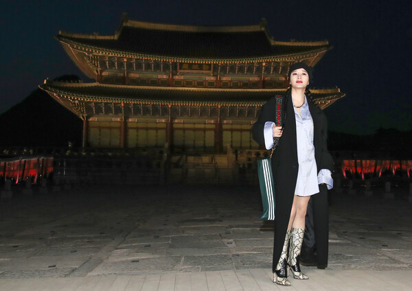 배우 김혜수가 16일 서울 종로구 경복궁 근정전 입구에서 진행된 구찌(Gucci)의 2024 크루즈 쇼 포토콜 행사에서 포즈를 취하고 있다. 2023.5.16 ⓒ뉴스1