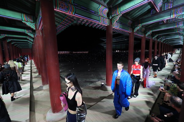 16일 오후 서울 경복궁 근정전에서 열린 이탈리아 명품 브랜드 구찌(GUCCI) 2024 크루즈 패션쇼에서 모델들이 런웨이를 걷고 있다. 경복궁의 중심 건물인 근정전은 조선시대 왕실이 의식을 거행하고 외국 사신을 맞는 행사가 열린 곳이다. 2023.5.16ⓒ뉴스1