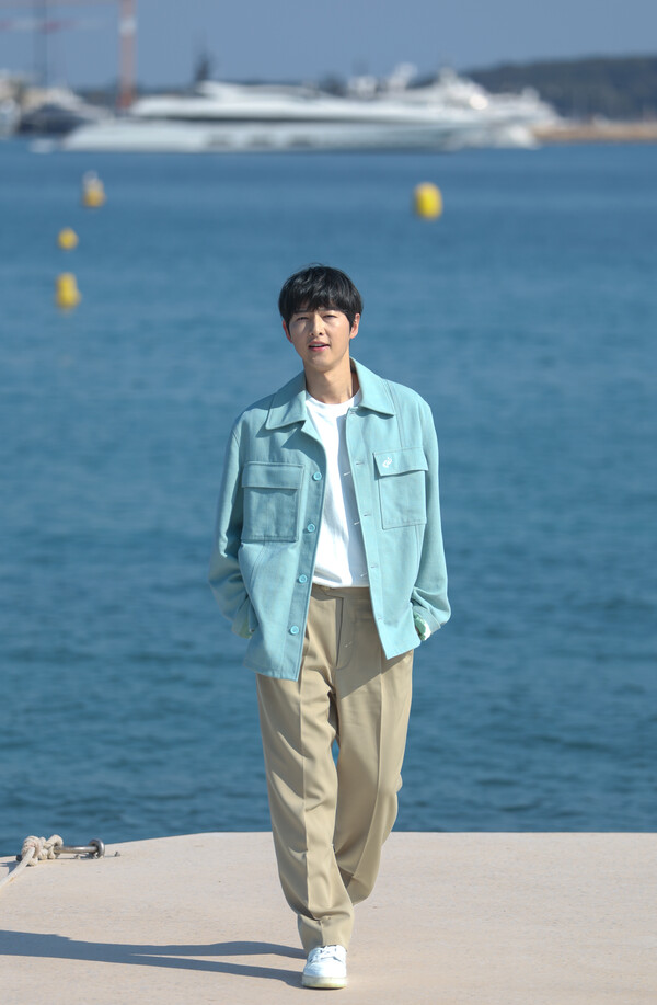 22일(현지시각) 오후 제76회 칸 국제영화제가 열리고 있는 프랑스 남부 소도시 칸 ‘바리에르 비치 마제스틱 칸’에서 ‘주목할 만한 시선’으로 초청된 영화 ’화란'(감독 김창훈)의 송중기가 인터뷰 전 촬영을 하고 있다. (2023.5.23.) ⓒ뉴스1