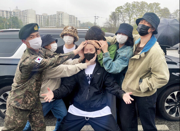 그룹 방탄소년단(BTS)의 제이홉이 18일 강원도 한 육군 사단 신병교육대로 입대한 가운데 멤버들이 배웅하며 기념 촬영을 하고 있다. (방탄소년단 SNS 캡처) 2023.4.18ⓒ뉴스1