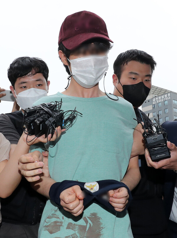 헤어진 여자친구를 살해한 30대 남성 김씨(왼)가 26일 서울 금천구 금천경찰서로 압송되는 모습. ⓒ뉴스1