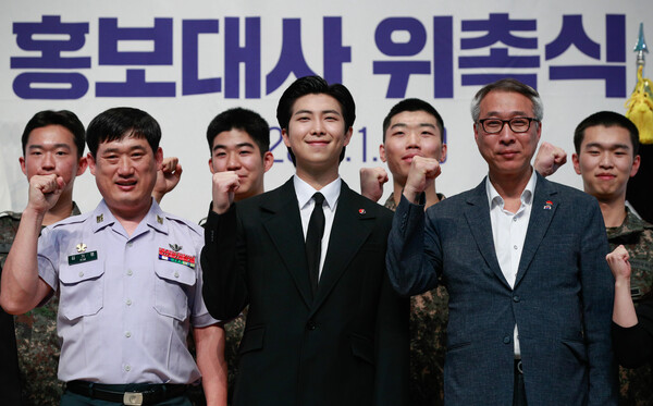 방탄소년단(BTS)의 RM(김남준)이 1일 서울 동작구 국립서울현충원 현충관에서 열린 국방부 유해발굴감식단 홍보대사 위촉식에 참석해 직원들과 기념 촬영하고 있다. 2023.6.1ⓒ뉴스1