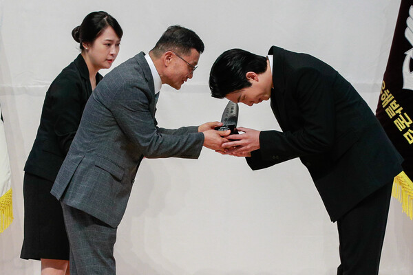 방탄소년단(BTS)의 RM(김남준)이 1일 서울 동작구 국립서울현충원 현충관에서 열린 국방부 유해발굴감식단 홍보대사 위촉식에 참석해 이근원 단장으로부터 위촉패를 수여받고 있다. 2023.6.1ⓒ뉴스1