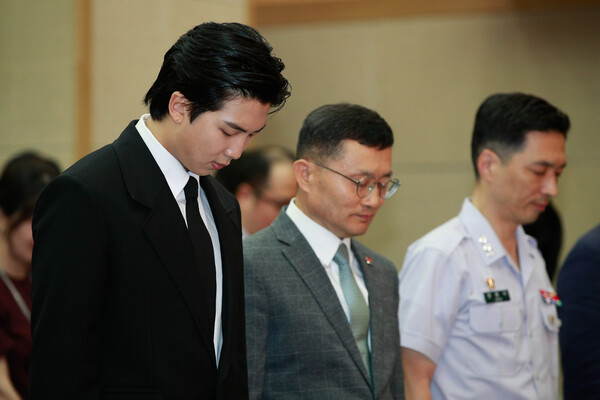 방탄소년단(BTS)의 RM(김남준)이 1일 서울 동작구 국립서울현충원 현충관에서 열린 국방부 유해발굴감식단 홍보대사 위촉식에 참석해 이근원 단장과 묵념하고 있다. 2023.6.1ⓒ뉴스1