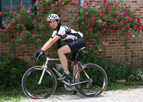 국내 첫 트랜스젠더 선수인 나화린씨가 31일 오후 강원도 철원군 한 카페 앞에서 와 인터뷰 전 포즈를 취하고 있다. 나 씨는 오는 3일부터 열리는 강원도민체전에 사이클 선수로 출전한다. ⓒ한겨레 백소아 기자