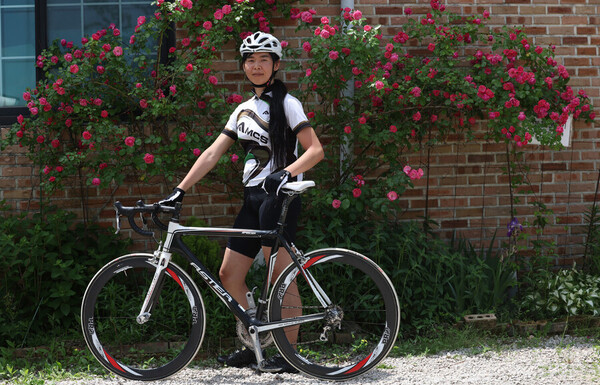 국내 첫 트랜스젠더 선수인 나화린씨가 지난 31일 오후 강원도 철원군 한 카페 앞에서 와 인터뷰 전 사진을 찍고 있다. 나 선수는 오는 3일부터 열리는 강원도민체전에 사이클 선수로 출전한다. ⓒ한겨레 백소아 기자