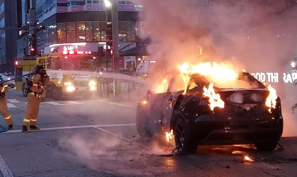 4일 오후 7시46분쯤 전북 전주시 덕진구 중동의 한 도로를 달리던 테슬라 전기차에서 화재가 발생했다.&nbsp;ⓒ전북소방본부 제공&nbsp;