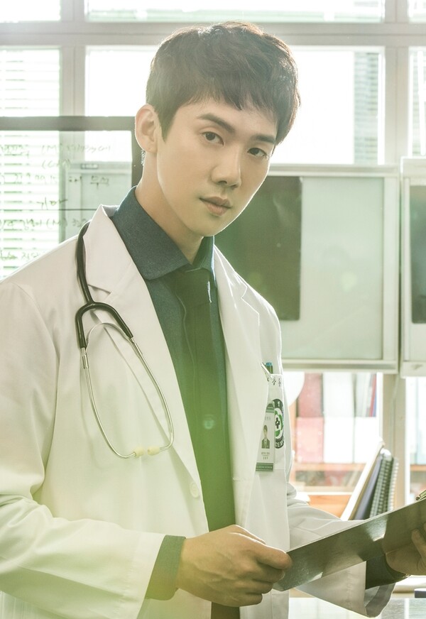 Drama da SBS 'Doutor Romântico, Professor Kim 1' Kang Dong-joo (interpretado por Yoo Yeon-seok) SBS